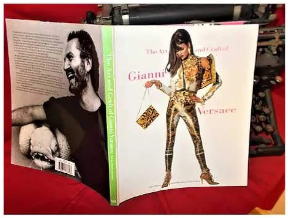 Capa do Livro The Art and Craft of Gianni Versace - Claire Wilcox and Valerie Mendes and Chiara Buss