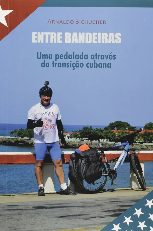 Capa do Livro Entre Bandeiras Uma Pedalada Através da Transição Cubana - Arnaldo Bichucher